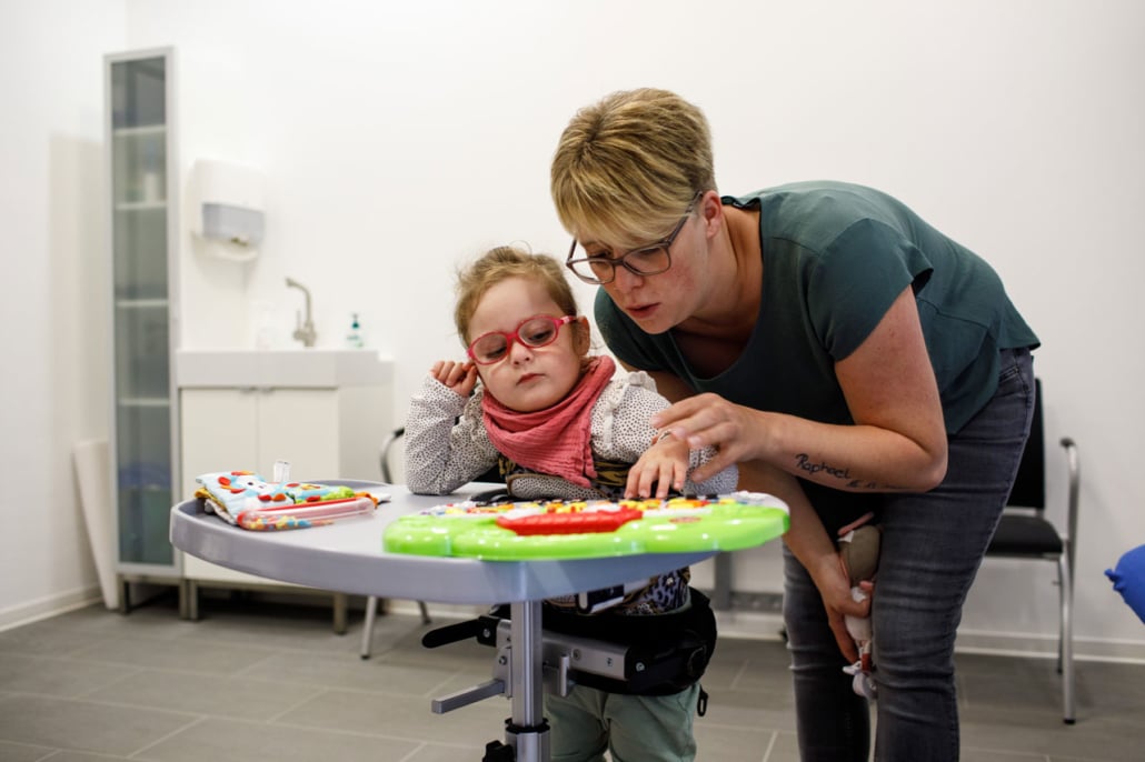 Stehständer ermöglicht das Spielen am Spieltisch